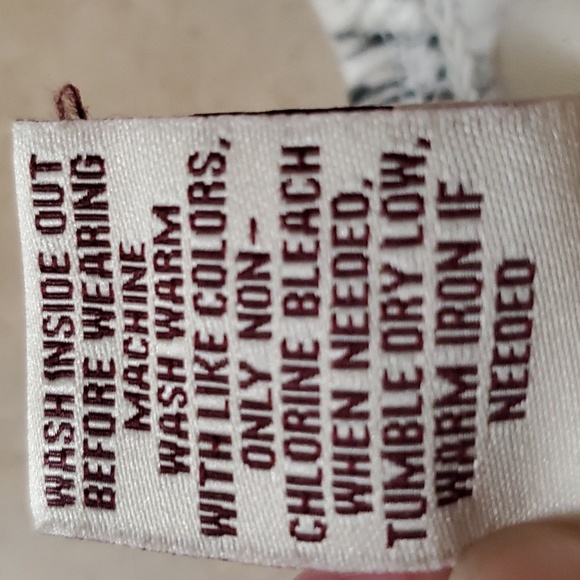 SO Women's tank top with ruffle design and removable straps.  Size large - Picture 11 of 11